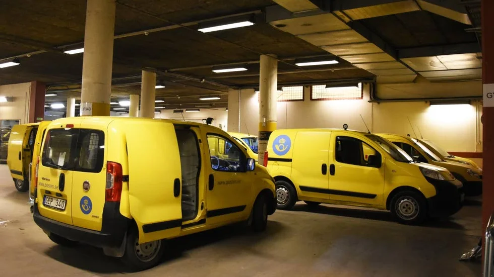 Blå brev. "Vi ska bli blåa, det har Postnord bestämt." Produktionschef Peter Henriksson berättar att de karaktäristiskt gula postbilarna håller på att bytas ut mot blå, som ett steg i den sammanslagning av svenska och danska posten som blivit Postnord AB.