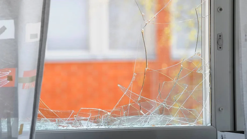 Åtal. En 29-årig man åtalades misstänkt för att i december ha slagit sönder fönterrutan på ytterdörren till chefens bostad samt senare hotat denne till livet. OBS: Genrebild.