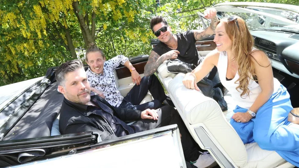 Magnus Nordlund, längst till vänster, uppträder under "Rock N Roll On Tour" med Brolle och Charlotte Perrelli på Western farm på lördag.