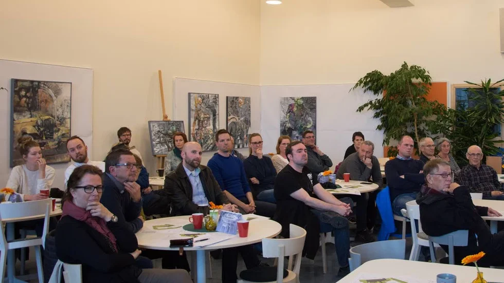 Bekymrade miner. Frågorna var många från de boende på Lulsundet och många uttryckte sin oro över stödboendet, som kommunen planerar att flytta från Malmudden till Lulsundet.