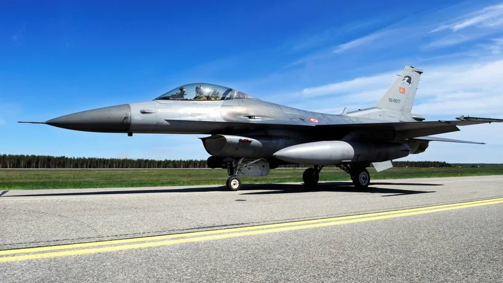 Flygräddning. Ett F-16-plan av samma typ som den på bilden gjorde en fantastisk insats och räddade livet på en patient i norska Tromsö.
