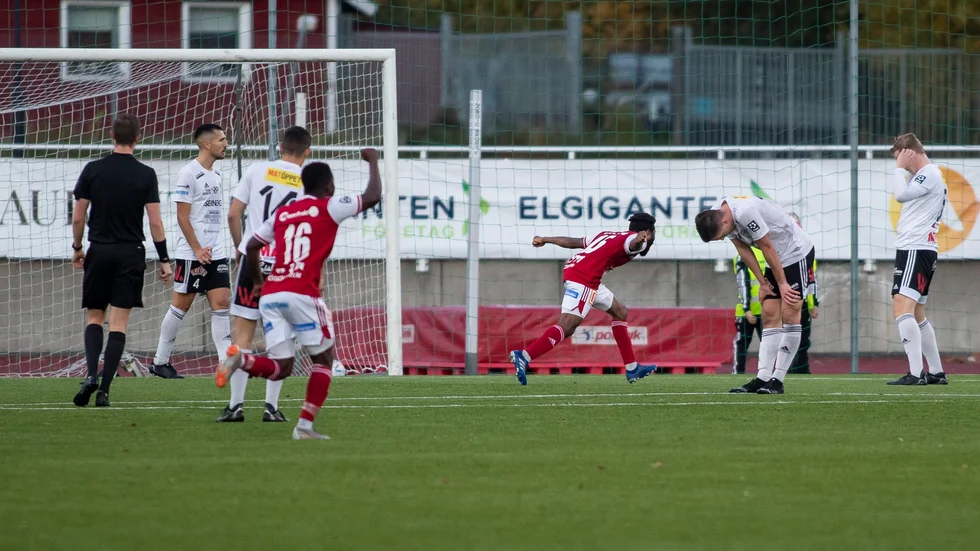 I den 91:a minuten fullbordade Sandviken vändningen när de prickade in 4-3. Förtvivlade Maif-spelare kan bara konstatera att deras fantastiska matchinledning mot tabelltvåan inte räckte till någon poäng.