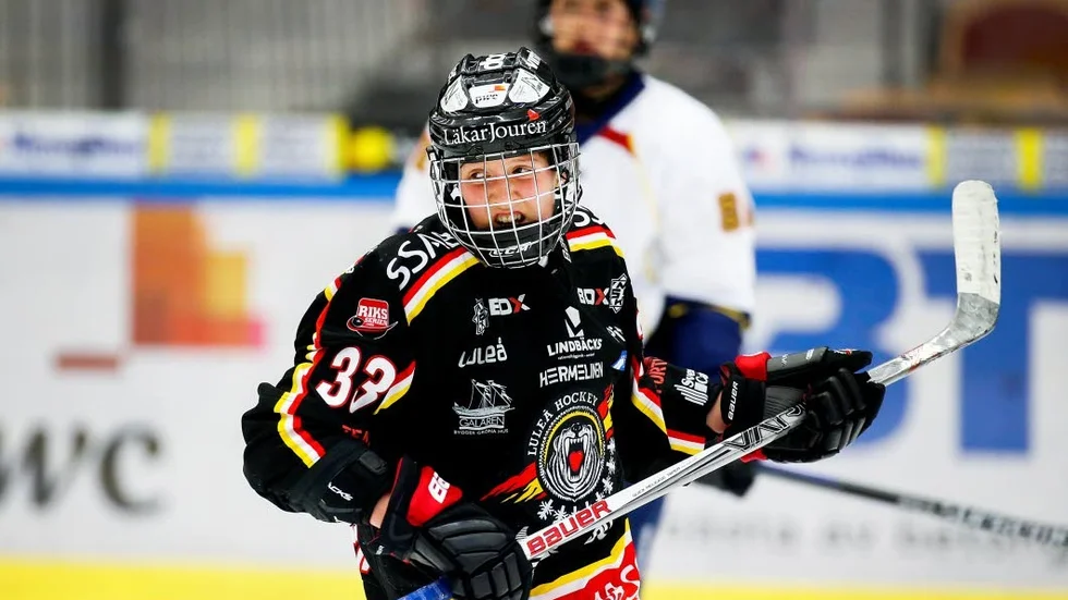Rådgivare. Michelle Karvinen varvar storartade prestationer i klubblaget med att lära ut sina bästa råd till unga hockeytalanger i Luleå.