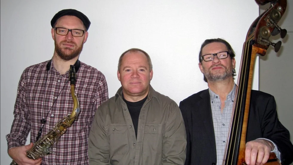 The Groove består av Björn Cedergren på tenorsax, Anders Kjellberg på trummor och Kjell Jansson på kontrabas.