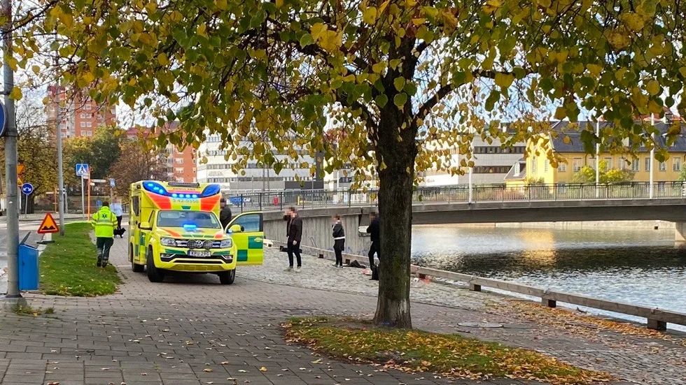 Ett tillbud vid Motala Ström på söndagen fick ambulansen att rycka ut.