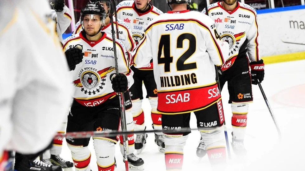 Isac Lundeström (mitten) har kvitterat 1-1 under lördagens ishockeymatch i SHL mellan Malmö Redhawks och Luleå Hockey iMalmö Arena. 
Foto: Emil Langvad / TT / Kod 9290