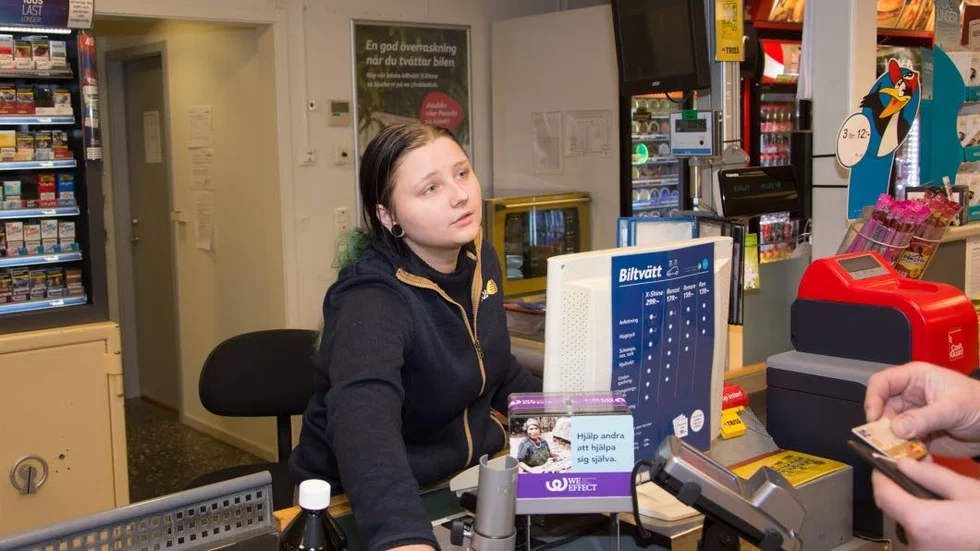 Nyårsjobbar. Elin Boman, som jobbar i OK Center i Luleå slutar klockan 18 på nyårsaftonen. Hon ska ta det lugnt ikväll. "Jag jobbar igen i morgon".