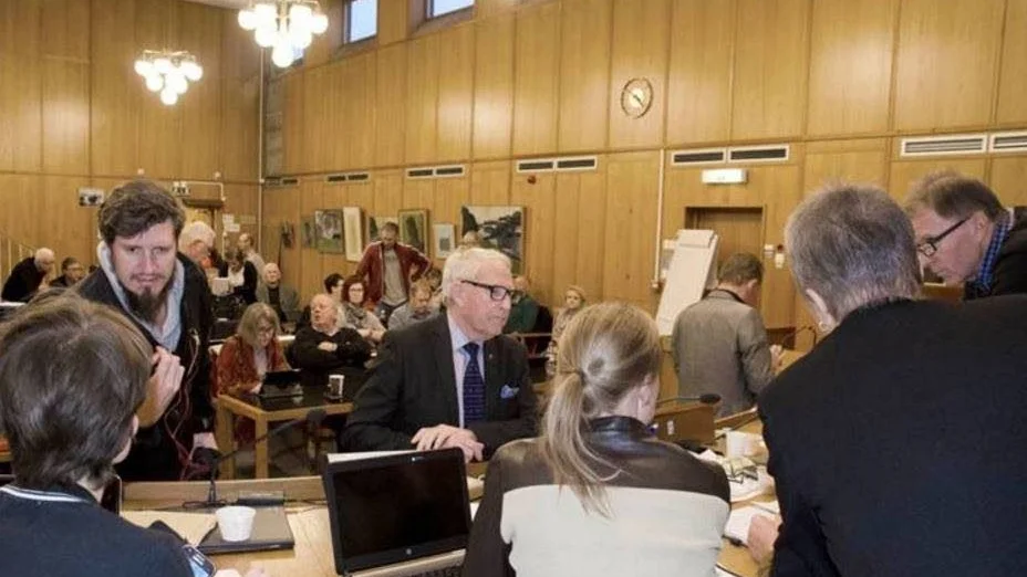 Olle Lindström (M) diskuterar med presidiet på kommunfullmäktige som var i oktober.