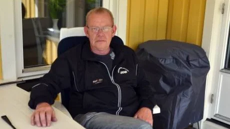 BESVIKEN OCH FÖRBANNAD. Per Isaksson är arg och kränkt över att någon har krossat en ruta och gjort inbrott i hans hus.