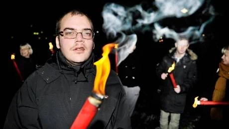 AVGÅR. Christoffer Hurtig, ordförande för Ung vänster i Luleå, lämnade på lördagen sitt uppdrag efter att han på Twitter skriv att han ville skjuta Tobias Billström. (Bilden tog i samband med en manifestation till minne av Kristallnatten.)