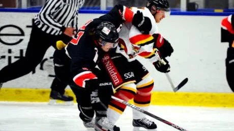 dilemmat. Ishockeyälskarna kan inte se både Patrik Bergströms Asplöven och Linus Klasens Luleå i deras premiärer. Foto: