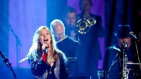 JOJK OCH STORBAND. Sofia Jannok turnerar just nu tillsammans med Norrbotten Big Band och saxofonisten Jonas Knutsson.