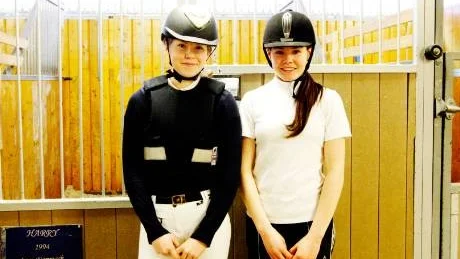 bra hemma. Josefine Andersson (till vänster) och Sofia Hagberg (höger), Bodens ridklubb, gjorde bra tävlingar hemma.