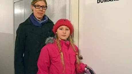 RIMLIGT. "Det vore rimligt att även tjejerna har ett omklädningsrum och inte behöver låna domarnas", anser Magdalena Öström, mamma till tioåriga Sigrid Öström.