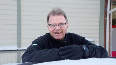 TÄVLINGAR RÄDDAS. Norrbottens Motorsällskap får tävla vidare med rally på skjutfälten. Ordföranden Göran Ahlman är lättad och jättenöjd.