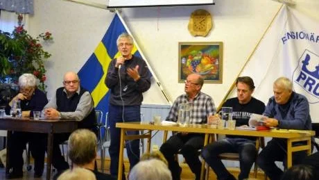 FULLSATT. PRO:s samlingslokal i Gällivare var fullsatt då det hölls protestmöte mot samhällsomvandlingen i Gällivare med närvarande organisationsföreträdare från PRO, Villaägarna och Hyresgästföreningen. Ett gemensamt krav formulerades att invånarna inte skulle drabbas av ökade kostnader.