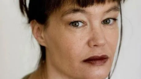 KRITIK. Nina Björk tar rejält avstånd från den rådande självhjälpstrenden - hon menar att vi borde sträva efter lyckan åt alla. Inte bara till oss själva i sin nya bok "Lyckliga i alla sina dagar, om pengars och människors värde".
