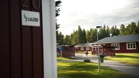 fullt. Antalet antagna till Luleå tekniska universitet har ökat med 13 procent. Glädjande siffror, men de medför att bostadsbristen bland studenterna blir ännu större. I går fanns bara nio lediga bostäder hos Lulebos studentrumsförmedling. Här på Porsögården är det fullsatt.