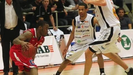 HÖG KLASS. Rudy Mbemba höll landslagsklass när LF Basket vann mot     Norrköping i den fjärde semifinalen. Mbemba var poängbäst i Luleålaget med 24.