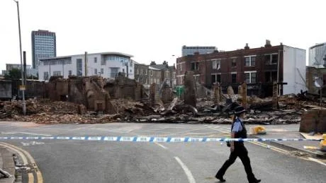 London brinner. Upploppen har nu spridit sig till Birmingham och Manchester.Foto: Gareth Fuller/AP Photo