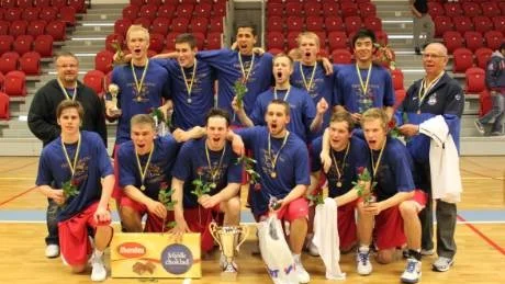 GULDGOSSAR. LF Baskets U20-lag vann guld under helgens SM-sammandrag i Karlstad. Övre raden från vänster: Coach Tommie Hansson, Niklas Sellin, Andreas Flink, Samir Ali, Nils Gjörup, Daniel Eliasson, Stefan Nguyen, materialförvaltare Eduardo Carrazana. Knästående från vänster: Jonathan Larsson, Fredrik Björnsson, Lukas Brehm, Erik Edin, Emanuel Lindbäck, Filip Forsling.