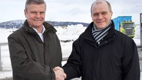JORD FÖRENAR. Thomas von Kronhelm, chef på SAKAB och Peter Niemi, vd på Tekniska verken i Kiruna AB har inlett ett samarbete som går ut på att ta hand om förorenade jordar.