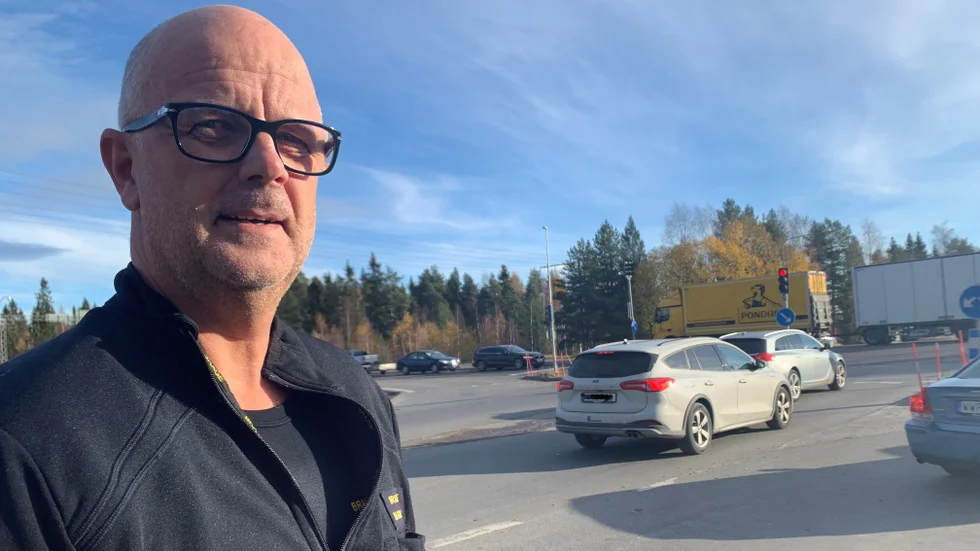 Magnus Nyberg har efter 30 år vid räddningstjänsten i Skellefteå en klar bild av trafiken.
 ”Det lönar sig inte att stressa. Men folk är inte riktigt vana vid bilköer här”