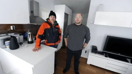 FÖRSTA GÄSTEN. Conny Whiss är i Kiruna och arbetar under tre månader och han nappade direkt på det mobila boendet som Peter Thorneus (till vänster) kunde erbjuda.