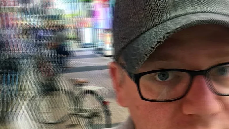 Diktsamling på 400 sidor. Ett sätt att läsa ”Städer som inte är städer” kan vara att betrakta boken som en diktsamling på nära 400 sidor, låta texten strömma fram bäst den vill utan att tvinga in den i en logisk berättelsefåra, menar Kurirens recensent Sven Nyberg.