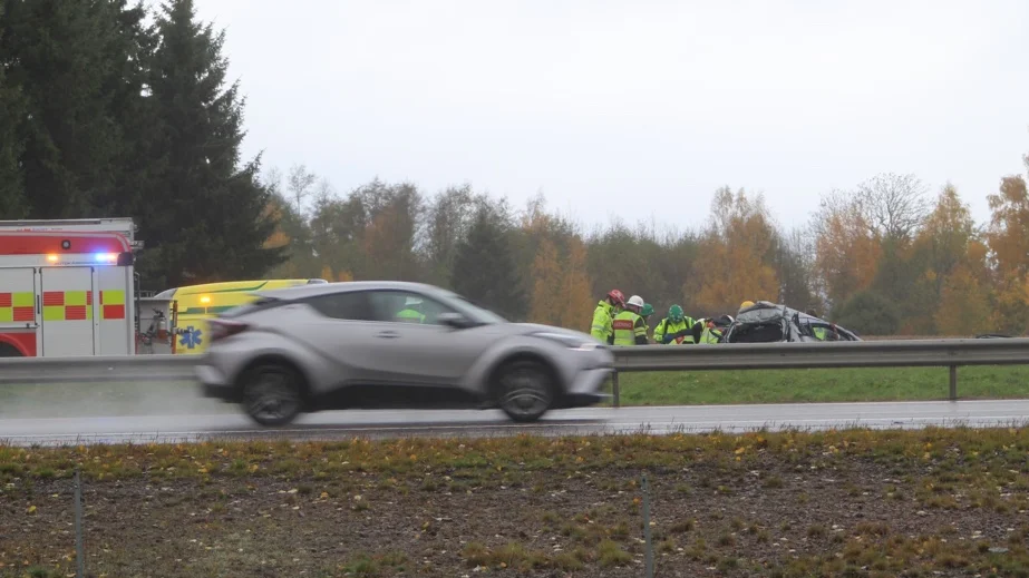 Personbilen blev kraftigt demolerad och fick bärgas från platsen.