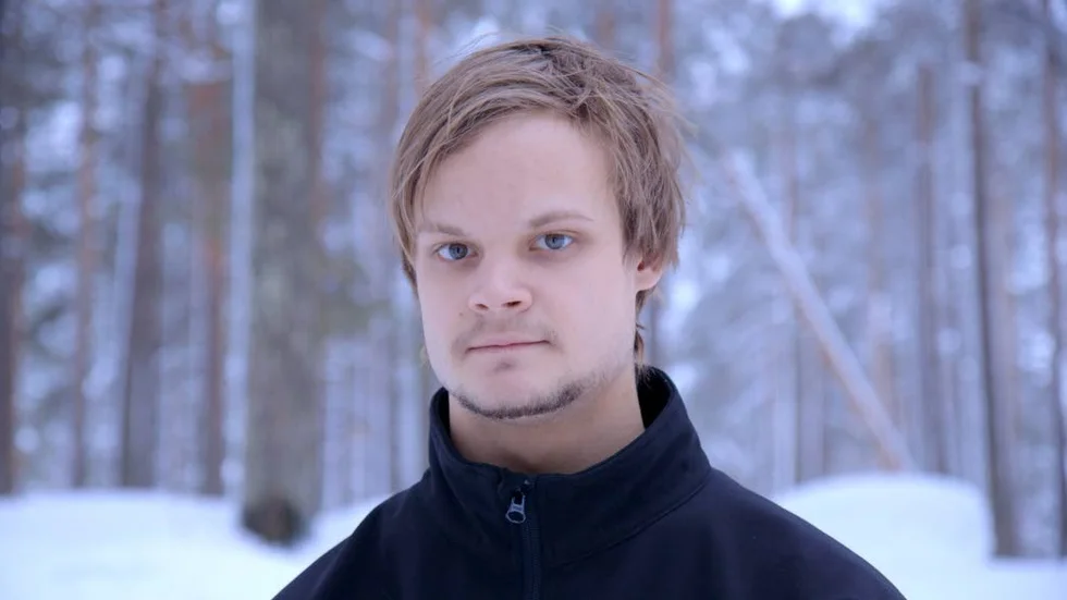 Två kulturer. Antes jojk är en film om Ante Kuoljok som vuxit upp med två kulturer, den samiska och den svenska, och som kommit hem till Jokkmokk för att förkovra sig i samiska språket, slöjden och jojken.