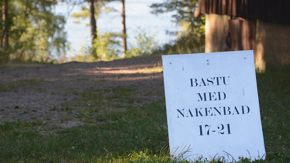 En skylt med upplysning om att det är bastubad med risk för nakenbad är komprissen som gör att bastubadarna kan ha sin tradition kvar också i sommar.