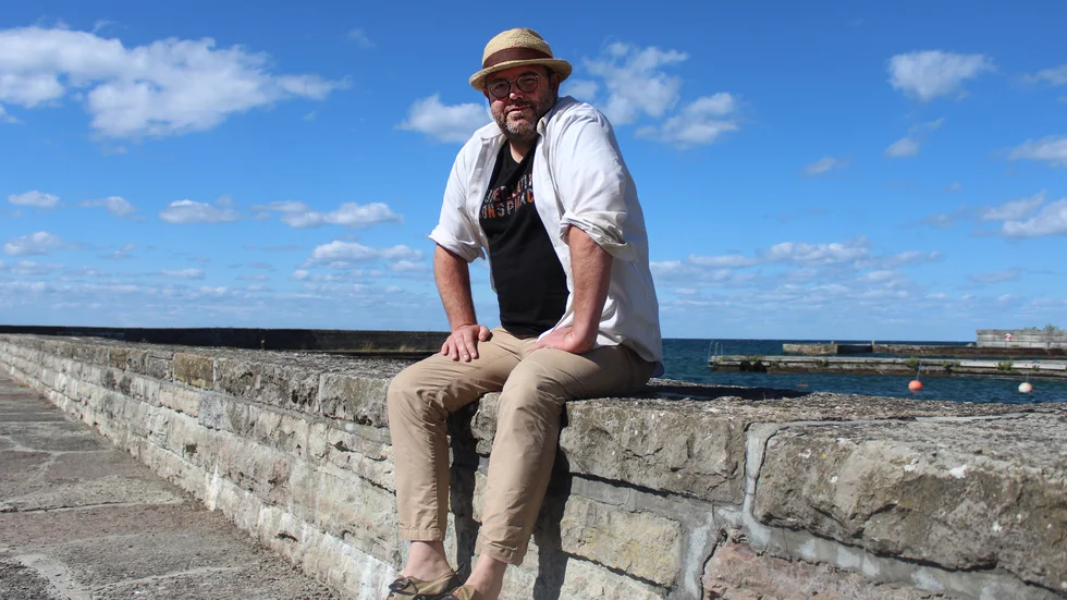 Gunnar Nirstedt, tillbringar halva året i sitt torp på Omberg. Han älskar berget med dess natur och  alla myter och sägner som omgärdar det.