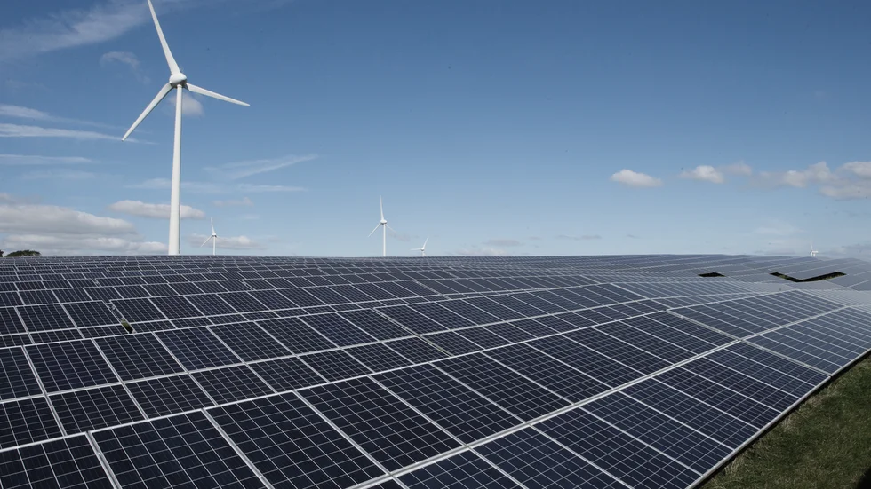 Solceller och vindkraft.