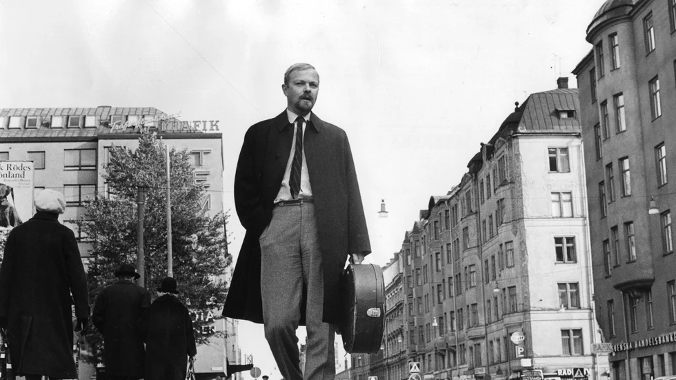 Trubaduren Olle Adolphson på promenad på Hornsgatan i Stockholm 1968. 