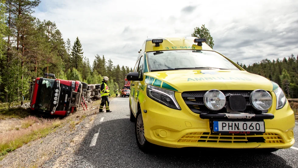 En lastbil körde av vägen i Stavaträsk och föraren fick lämna olycksplatsen med ambulans.