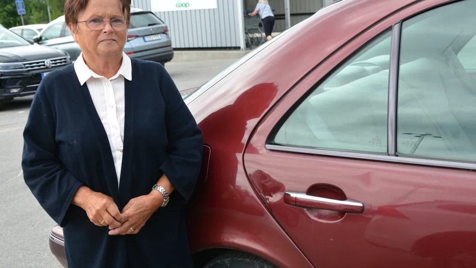 Rauni Lundholm vid skadan, alldeles intill dörrhandtaget.