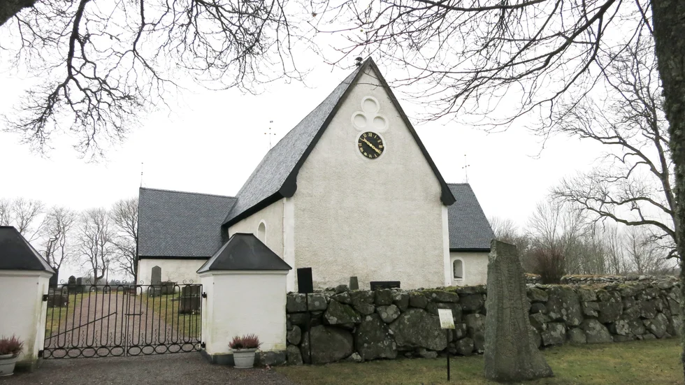 Den 600-åriga Lunda kyrka i Skepptuna. 