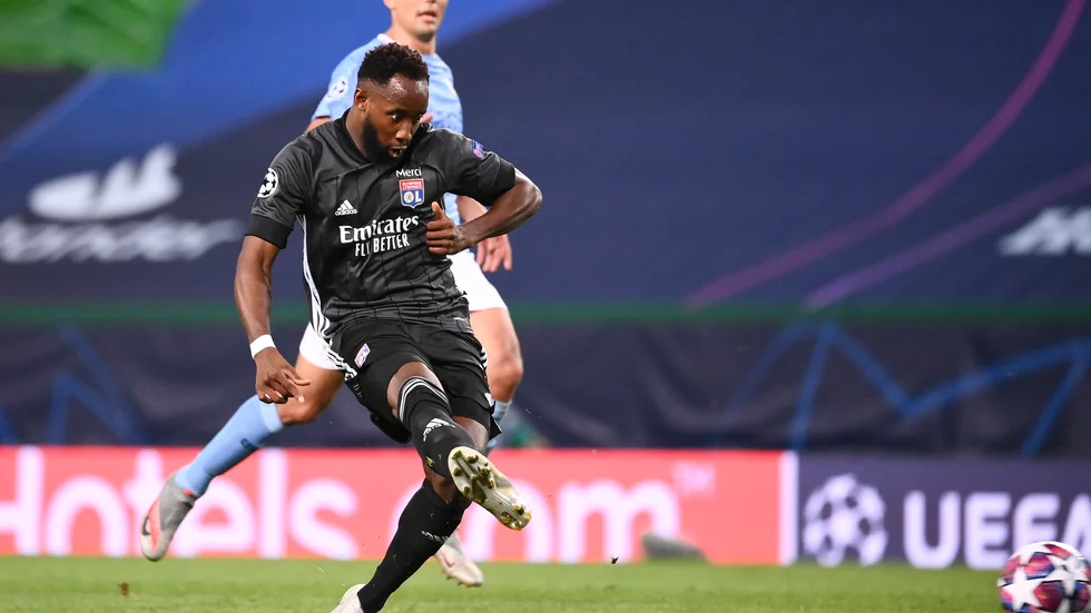 Moussa Dembele gör sitt första av två mål i Lyons skrällseger över Manchester City i Champions League.