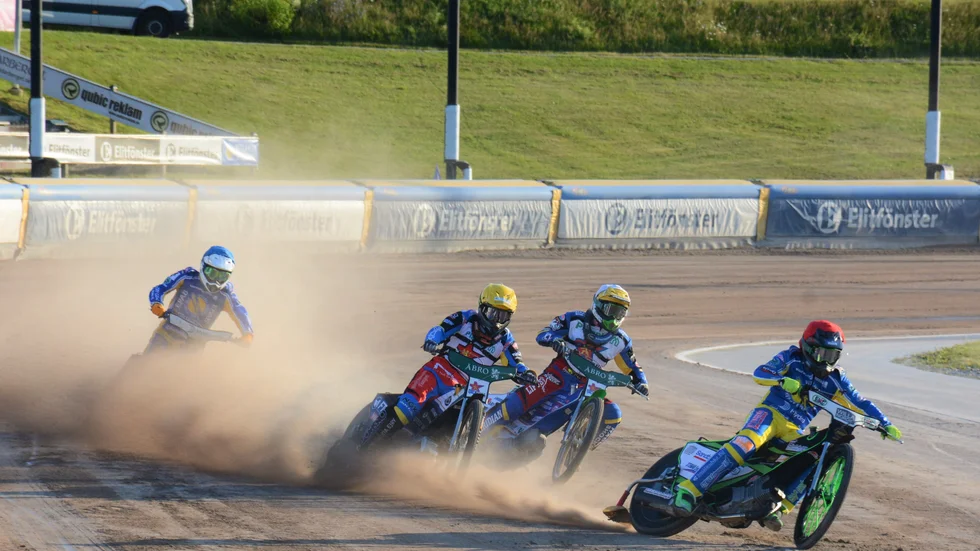 Vetlanda besegrade Dackarna i premiären av elitserien på Hasses Motorstadion.