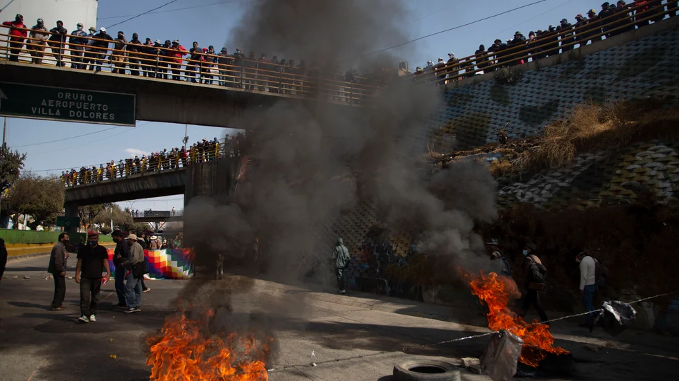 Bolivianer i El Alto demonstrerade under måndagen mot att den tillfälliga regeringen skjutit upp valet till den 18 oktober.
