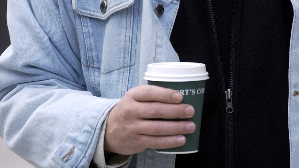 Den nya skatten kommer att innebära fem kronor per plastmugg och sju kronor för en engångsmatlåda.