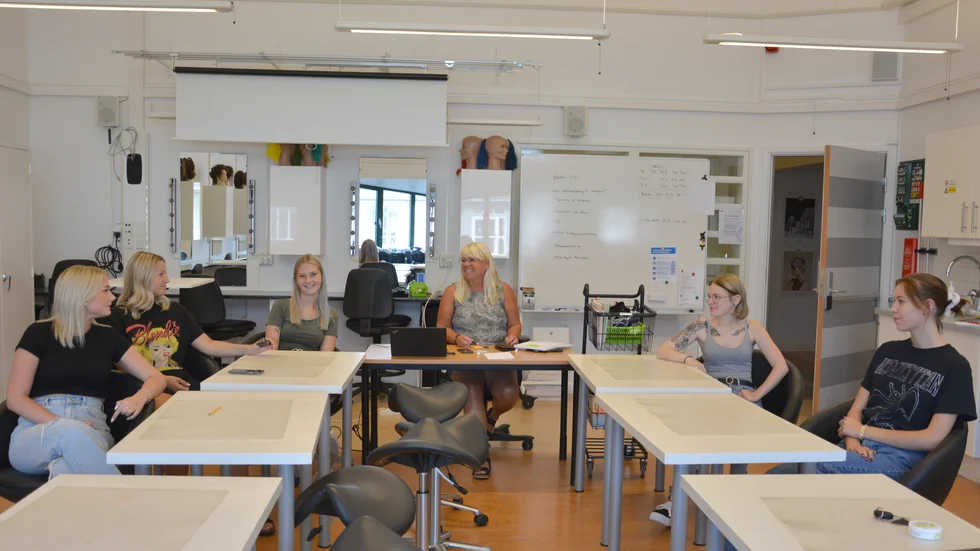 Frisörtvåorna, med Tilde Sleman, Cajsa Pettersson, Emma Björk, läraren Lena Ziegenbein, Thilda Diederiksen och Tyra Eklöv är alla glada över att vara tillbaka i skolan igen.