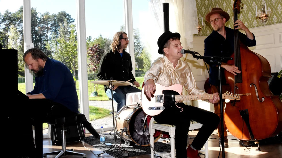 Barthelssons Psyke består av Petter Alatalo (klaviatur), Christian Lidman (trummor), Mattias Barthelsson (sång och gitarr) och Kalle Nyman (bas).