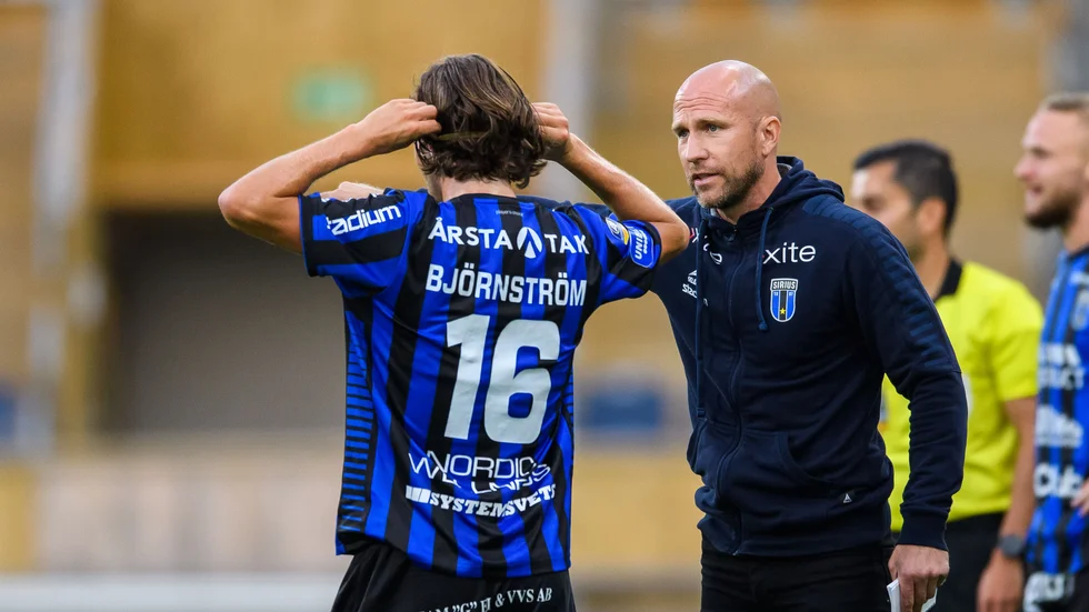 Henrik Rydström instruerar Axel Björnström. 