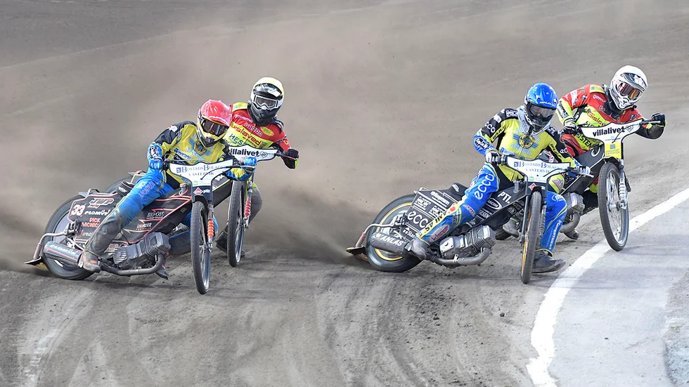 Mads Hansen, blå, och Sam Masters, röd, var poängbäst i Västervik.