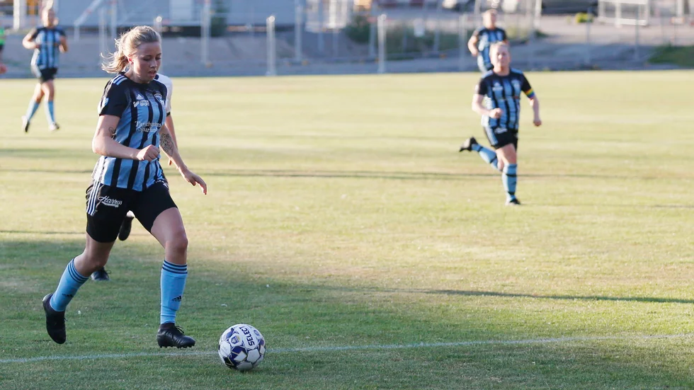 Sara Ströberg och Västervik Damfotboll inleder på hemmaplan i division 2.