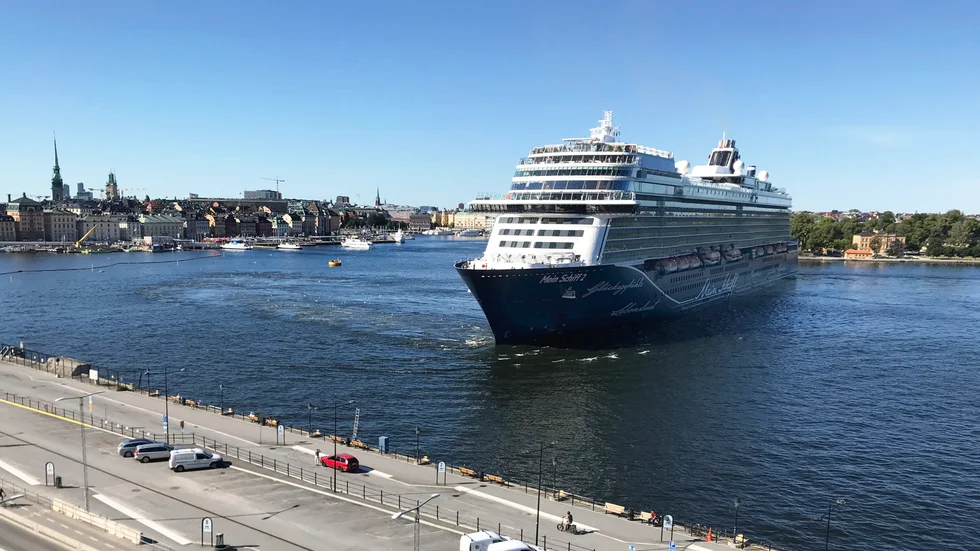 Tuis fartyg Mein Schiff var i måndags ute på "scenic view" med en timmes stopp i Stockholm. Under fredagen kom fartyget Europa 2 in – men stannade inte, utan vände om.