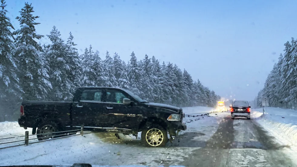Den stora bilen har hamnat över mitträcket.