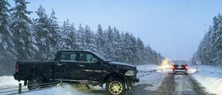 E4 helt avstängd från 18.00 när lastbilar bärgas